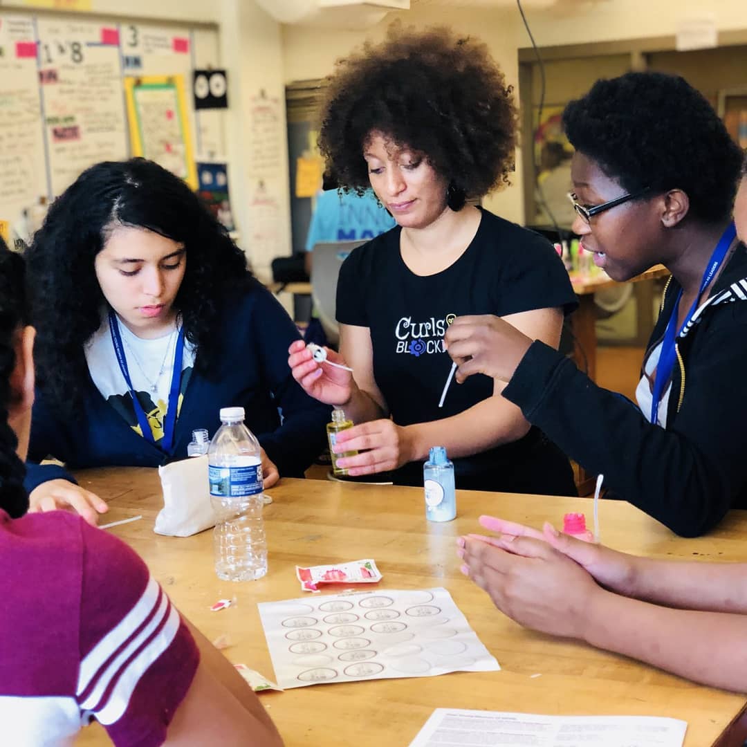 Analise Harris doing an experiment with young girls.